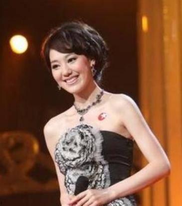 央视主持人王冠生活照,镜头之外的生活风采